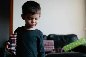 孩子对礼物或者奖励不热衷，可能隐藏抑郁指标图片