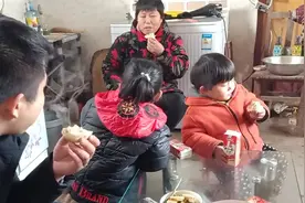 农村小伙回老家要接媳妇去北京，两个闺女说了啥？逗得全家都笑了视频封面