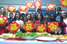 各国留学生为兰州市民送祝福图片