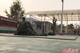 暖心一幕！武警战士和萌萌的小女孩同框图片