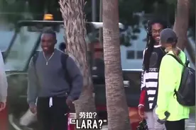 美女妹子街头突然牵陌生路人的手走路，小哥瞬间感觉恋爱了！视频封面