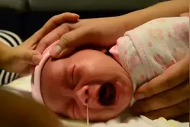 宝宝生病了，妈妈用吸球帮宝宝把鼻子里的鼻涕吸出来视频封面