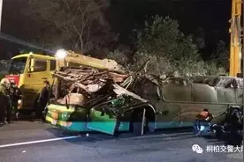 台湾客车侧翻事故敲响警钟 客车安全不容忽视图片