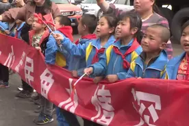 群众为在沁源火场扑救了六天六夜的消防指战员送行视频封面