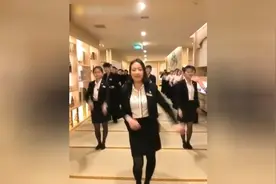 公司组织员工集体跳舞，为的是活跃气氛图片