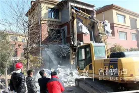 强力推进拆违！济南国华印象别墅区300平米违建被拆图片