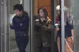 恋情曝光？35岁王珞丹被拍与神秘中年男子同返别墅共度一夜