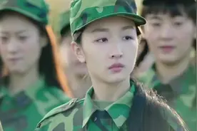 女生军训被强制剪头发，男生全来围观，不料女生竟都痛哭不舍！