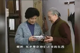 老太婆过年只有一个人，不料邻居们都给她送来吃的，好温暖视频封面