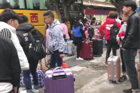 东莞电子厂：中介带来了一车技校学生工，从此踏上漫长的工厂生活视频封面