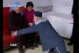 十年没见面的孙子杀死父亲 监狱十年见到奶奶哭着跪着向奶奶拥抱视频封面