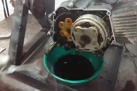 五十元收了台摩托车发动机，拿回家修理才发现不对，细看坏了-视频封面