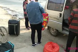 小伙送60多岁的妈妈外出打工，看着车远去的背影，心里有些发酸！视频封面