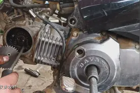 摩托车更换套缸四件套以及对正时；你会吗？学会在家里就可以更换视频封面