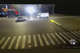 银色SUV小心翼翼躲过大货车，半路冲出来个急先锋，避无可避！视频封面