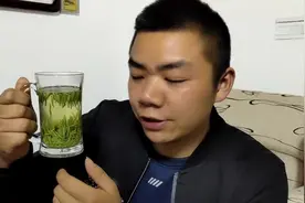 小伙驱车百公里，找到了传说中的贡茶，泡水后立在杯中，太神奇了