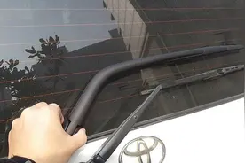 为什么两厢车后车窗有雨刷，三厢车就没有？原来大有讲究，有道理