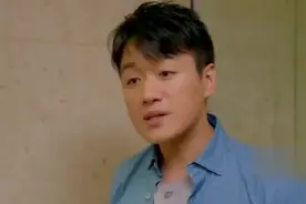 小伙到美女家门口蹭网，美女一开门尴尬了，这段真是太逗了视频封面