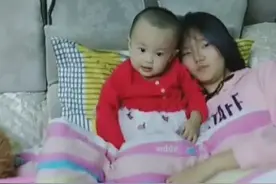 妈妈说熙宝走去跟妈妈睡耍赖就哭，就要抱着大姐睡，太逗了视频封面