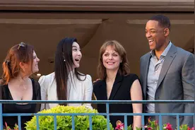 范冰冰与威尔史密斯戛纳相遇相视大笑 比V卖萌不断视频封面