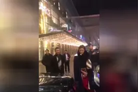 演员彭丹所乘迈巴赫撞上劳斯莱斯  当时言和现被索赔38.5万元视频封面