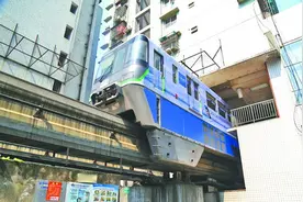 重庆轻轨2号线震撼地穿楼而过图片
