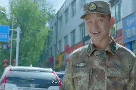 善良母亲撞见当兵儿子，为不打扰儿子，只能躲在角落偷偷观察儿子视频封面