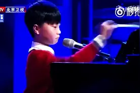 一个11岁男孩自弹自唱《贝加尔湖畔》，太好听了！干净的童声图片