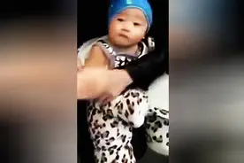 小婴儿打针哭闹，妈妈说了一个字宝宝立马就不哭了，太神奇了！图片