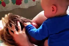 爸爸赖床不起，宝宝是这样叫爸爸的，妈妈教的真好！图片