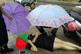 大雨如注，她驾驶摩托突然摔倒！接下来一幕很感人图片