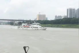 偶遇“海巡1011”轮是目前广西内河吨位最大、装备最先进，兼备海事巡航监管和救助功能的综合执法船视频封面