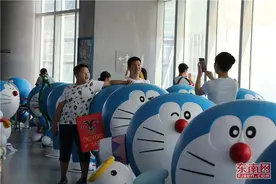 100只哆啦A梦登顶厦门最高处 大小朋友一同圆梦图片