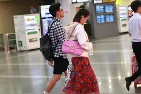 袁成杰与老婆陈芊芊现身机场 娇妻红裙抢镜图片
