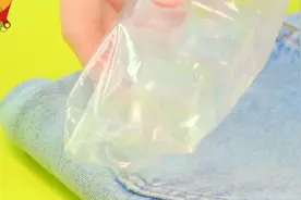 口香糖黏在衣服上了？教你一秒制伏这个“粘人的小妖精”。图片