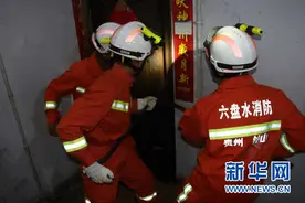 贵州钟山：老人被锁家中 消防开门为民解忧图片