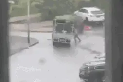 「潍·关注」泪目！男人台风中扶车被压身亡！图片