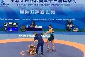 山东选手杨斌全运赛场古典式摔跤夺冠 教练抱摔庆祝图片