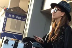 天王嫂昆凌一身劲装空降西安 疑与周杰伦聊语音图片