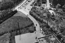 昆明溪畔丽景小区“爱民道”起争议 隔壁物管称已侵权图片