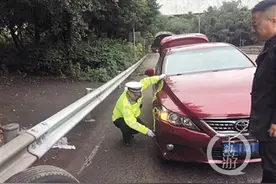 扳手、充气泵、急救包、纸条名片…… 这个交巡警的装备 让受困路上的司机点赞图片