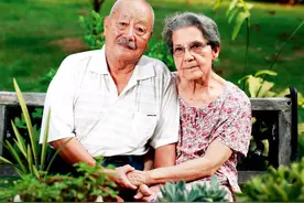 “我是他的耳朵，他是我的眼睛”｜暮年牵手的传奇爱情故事图片