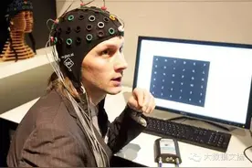 新型无线脑机接口：猴子可用思想控制轮椅图片