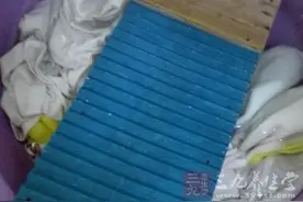 大姨妈弄脏床单这样洗更干净图片