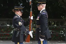 美军仪仗队交接仪式，一把枪角角落落都检查一遍，超仔细