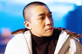 俞灏明机场偶遇刘烨，熊抱却遭刘烨嫌弃，刘事后微博澄清假惺惺？视频封面