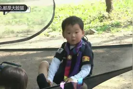 民国因为太滑把袜子脱掉塞在鞋子里，谁的儿子这么聪明啊视频封面