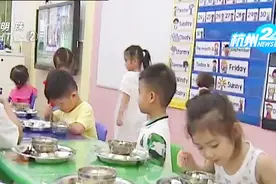 宝宝第一天上幼儿园 本该向父母嚎啕大哭 可这位的反应太逗了！视频封面