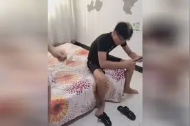 恶搞系列：漂亮女友把丝袜套在男友脑袋上！这样女友你们敢要吗？视频封面