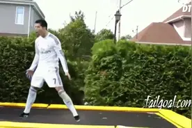 被玩坏了！国外牛人恶搞C罗的霸气庆祝进球动作！图片